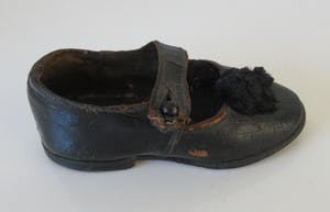 Curiosa - Twee antieke leren kinderschoenen voor een meisje kopen? Bied vanaf 1!