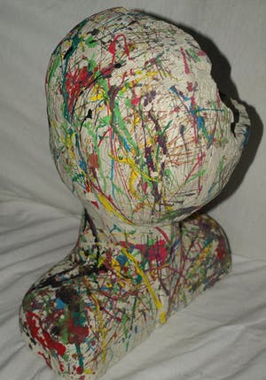 Niet of onleesbaar gesigneerd - Beeld van beton , ‘Hoofd met open schedelhelft’ - beschilderd kopen? Bied vanaf 1!