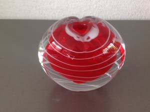 Niet of onleesbaar gesigneerd - Glazen object met rood hart kopen? Bied vanaf 1!