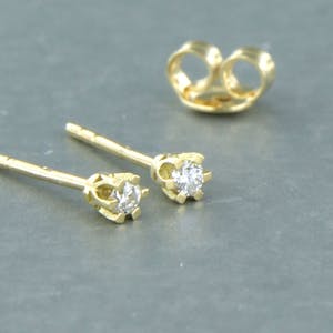 18k geel gouden solitair oorknoppen bezet met briljant geslepen diamant 0.08 ct kopen? Bied vanaf 1!