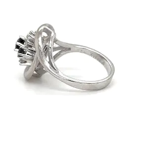 Hochwertiger Vintagering in 14 Karat Weißgold mit feinen Saphiren und Brillanten kopen? Bied vanaf 499!