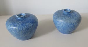 Niet of onleesbaar gesigneerd - Twee blauwe art deco aardewerk vaasjes - Engeland kopen? Bied vanaf 1!