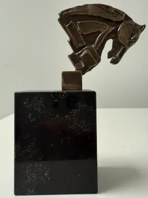 Buy Eric Claus - bronzen sculptuur | 'Gebogen paardenhoofd'? Bid from 200!