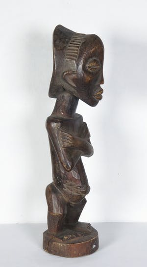 Luba - Houten vrouwelijk voorouderbeeld met gekruiste armen en haarknot kopen? Bied vanaf 1!