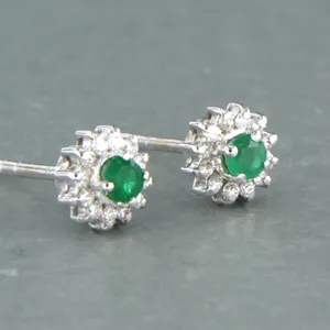 18k gouden oorknoppen met smaragd en aan entourage briljant geslepen diamant kopen? Bied vanaf 300!
