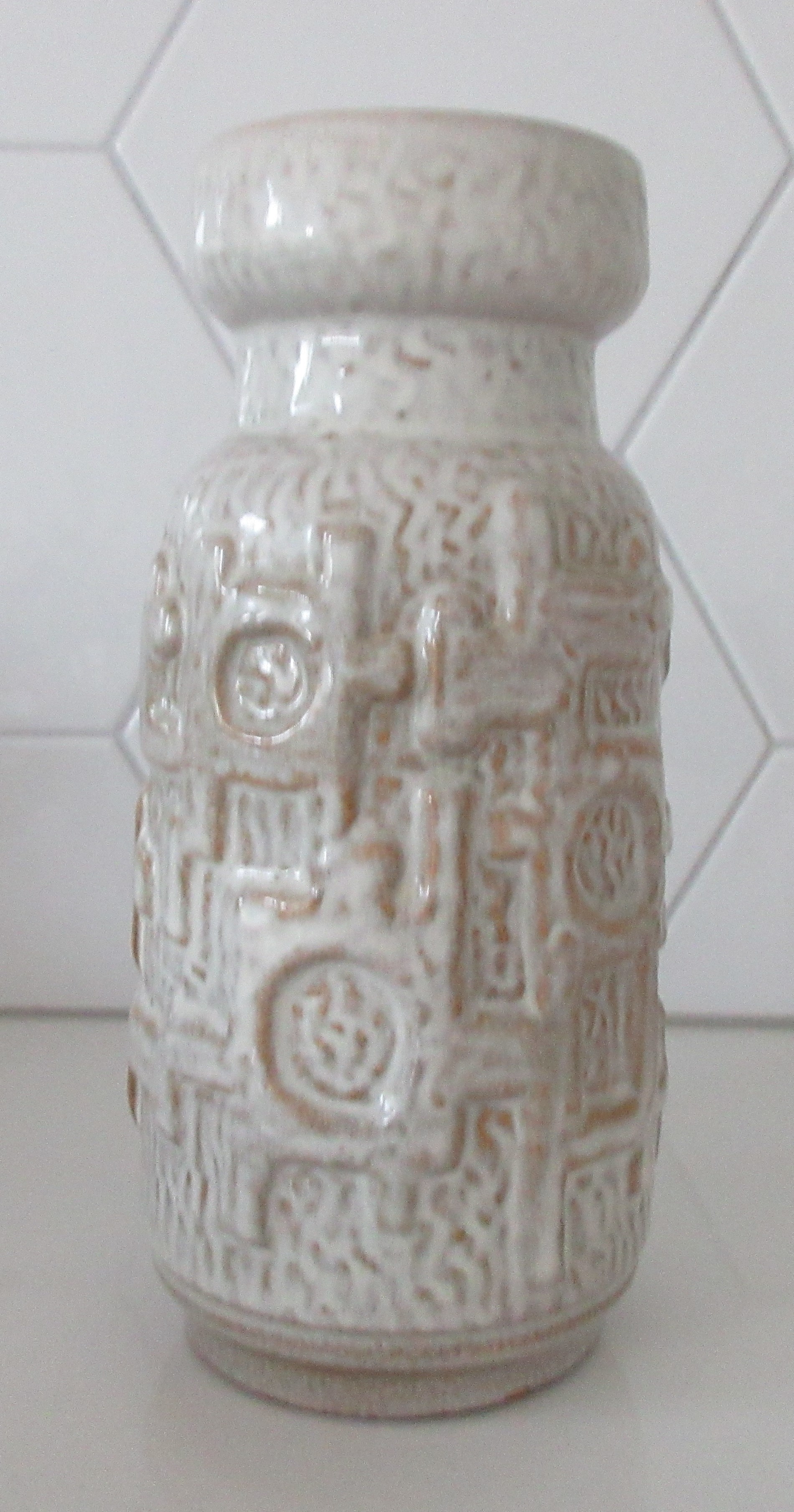 Niet of onleesbaar gesigneerd - Carstens Tonnieshof - Witte Brutalist aardewerken vaas 4277-22 verkocht voor € 1!