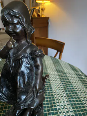 Juan Clara - Ondeugend meisje op stoel kopen? Bied vanaf 125!