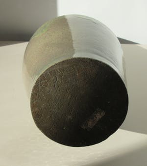 Niet of onleesbaar gesigneerd - Zeer grote keramische schoorsteenvaas met lichtgroen- en grijs druipglazuur kopen? Bied vanaf 1!