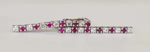 18 karaat witgouden oorstekers met diamanten en robijnen kopen? Bied vanaf 1100!