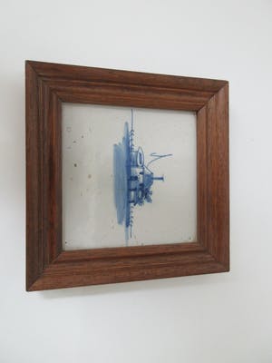 Niet of onleesbaar gesigneerd - Twee Delftsblauwe antieke tegels afbeelding koe en boerderij in houten lijst kopen? Bied vanaf 1!