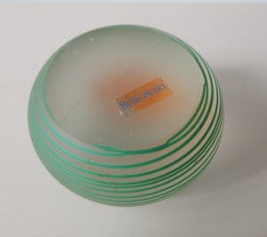 Glasstudio Borowski - Grote groene gesatineerde presse papier met oranje gesatineerde mond kopen? Bied vanaf 30!