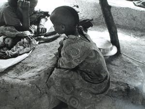 Jan Banning - Grote ingelijste foto , “……..te drinken” kopen? Bied vanaf 75!