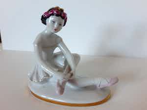 Niet of onleesbaar gesigneerd - Lomonosov Leningrad Porcelain Factory -Yong Ballerina Maschenka verkocht voor € 1!