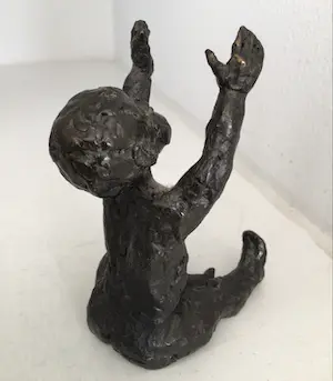 Astrid Veldhuyzen-Koppen - Sculptuur “ Kind met gestrekte armen “. Gesigneerd kopen? Bied vanaf 1!