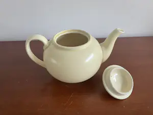 Plateelbakkerij Zuid-Holland - Plateelbakkerij Zuid Holland - Art deco gele theepot + kop- en schotels kopen? Bied vanaf 20!