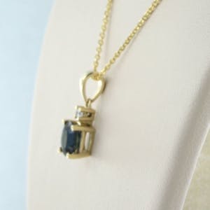 14k geel gouden collier met een hanger bezet met saffier en diamant kopen? Bied vanaf 240!