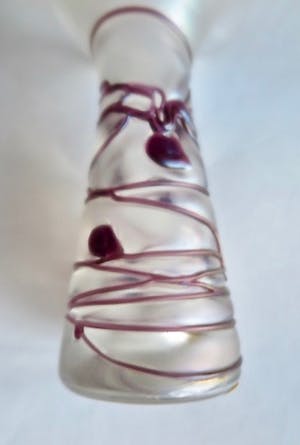 Glashutte Poschinger - Design Vaas - Handgemaakt - Waaiervormige rand - Iriserend glas met purple spots kopen? Bied vanaf 1!