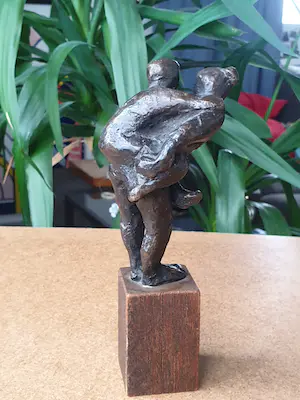 Brons (Onbekend) - Moeder met kind op rug 'Piggy back' kopen? Bied vanaf 25!