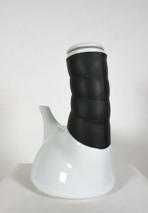 Niet of onleesbaar gesigneerd - Porseleinen theepot met rubberen omwikkelde hals kopen? Bied vanaf 1!