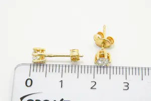 75 - Een charmant paar 18 karaats geelgoud en (0.50ct) diamanten oorstekers kopen? Bied vanaf 300!