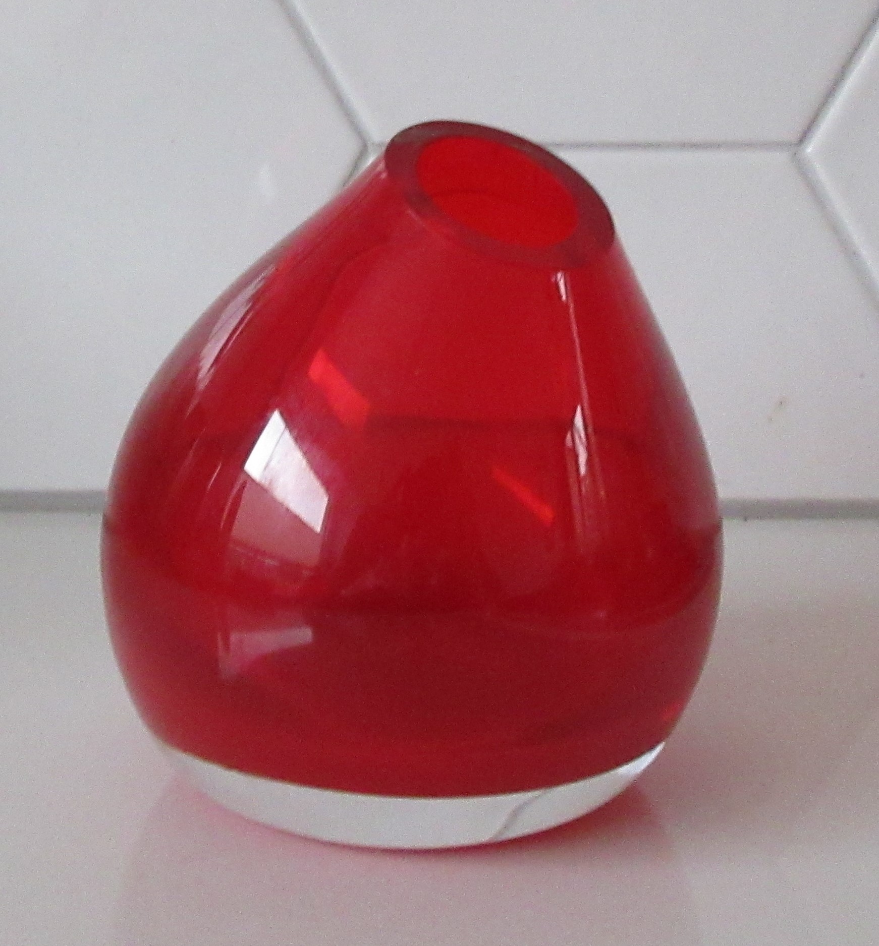 Niet of onleesbaar gesigneerd - Rode dubbelwandig glazen design vaasje kopen? Bied vanaf 1!