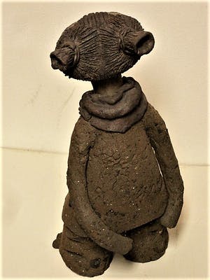 Niet of onleesbaar gesigneerd - Groot Chinees Henan Xinxiang aardewerk beeld "Meisje met tas" gesigneerd kopen? Bied vanaf 1!