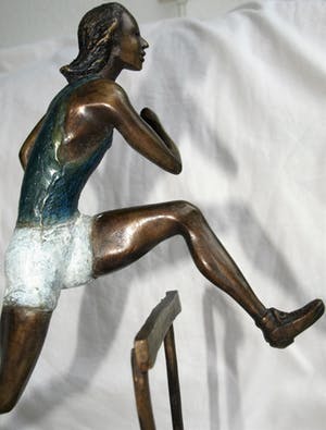 Brons (Onbekend) - Beeld , De Hordenloopster – gesigneerd “A.C.” kopen? Bied vanaf 10!