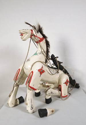 Niet of onleesbaar gesigneerd - Houten beschilderd marionet paard kopen? Bied vanaf 1!