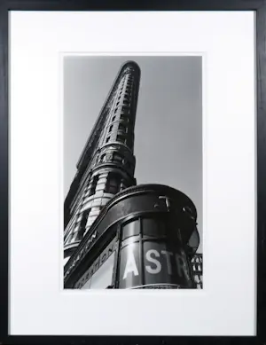 Teun Voeten - Foto, Flat Iron Tilted - Ingelijst kaufen? Bieten Sie von 70!