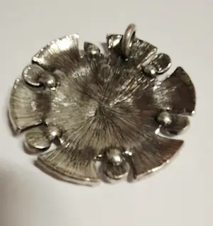 Zilveren hanger uit de Viking tijd tussen 789 eeuw en de 1100 eeuw kopen? Bied vanaf 75!