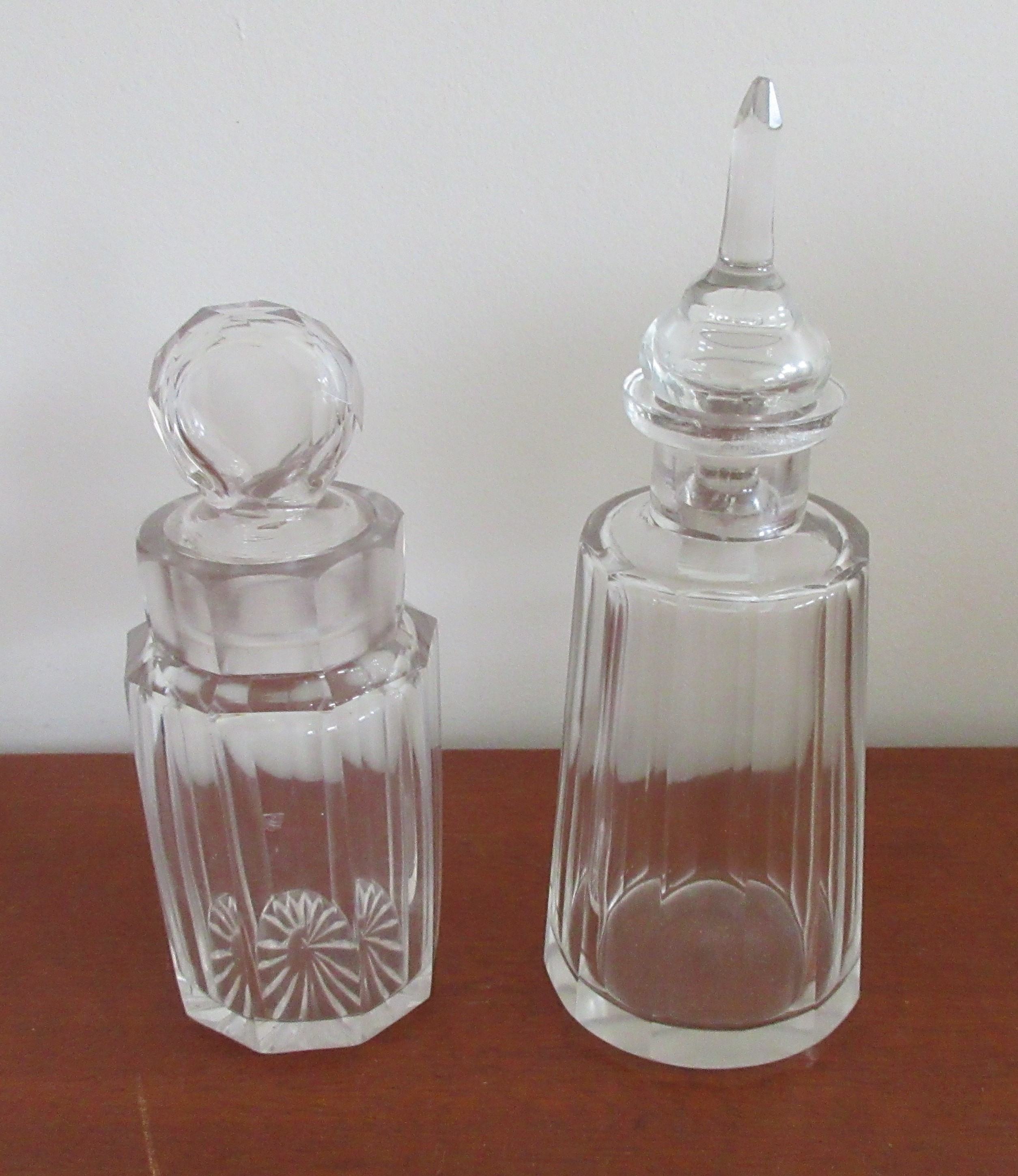 Niet of onleesbaar gesigneerd - Twee antieke 19e eeuwse geslepen kristallen azijn karafjes kopen? Bied vanaf 1!