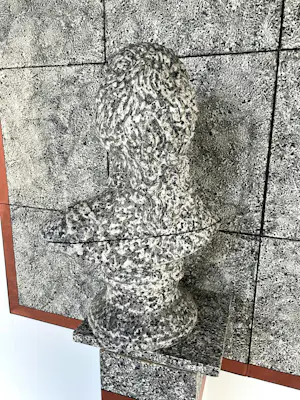 Michel Kourline - Tweedelig kunstobject in gemengde techniek, La femme à la cravate (Groot) kopen? Bied vanaf 450!