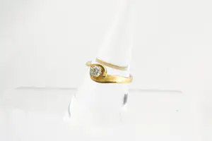 82 - Subtiele 18krt geel-goud & diamanten (0.25ct) gedraaide solitair ring kopen? Bied vanaf 110!