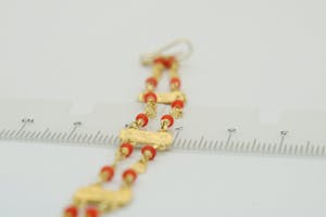2573 - Surinaams 14 karaat geel-gouden zg. "piet-piet" armband met rode kralen kopen? Bied vanaf 110!