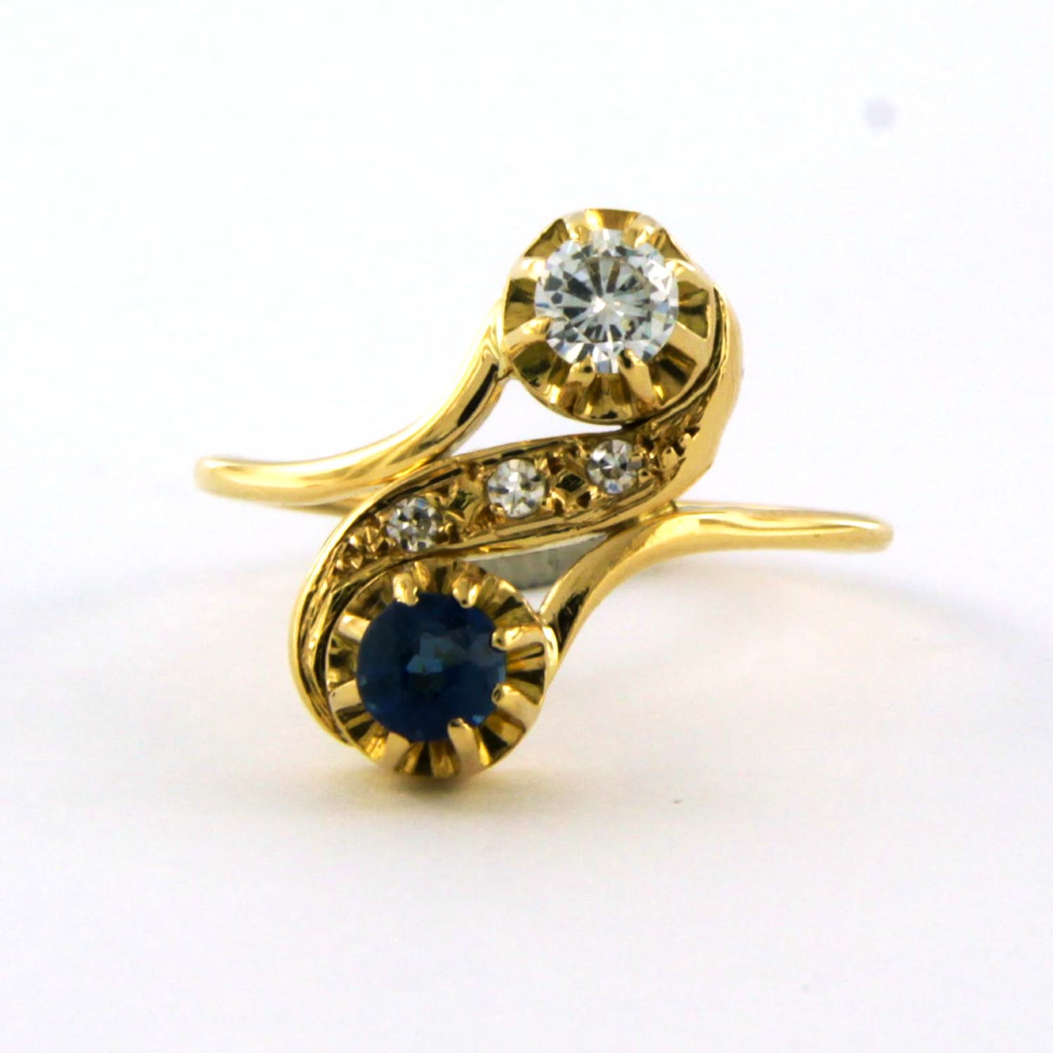 18k gouden slagring bezet met saffier en briljant en single cut geslepen diamant kopen? Bied vanaf 265!