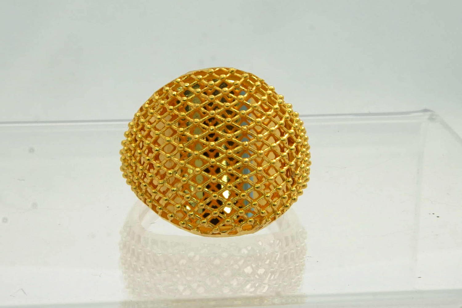 33 - Aparte opengewerkt & ellipsvormige 20 Krt geel gouden ring -"netwerk" model kopen? Bied vanaf 335!