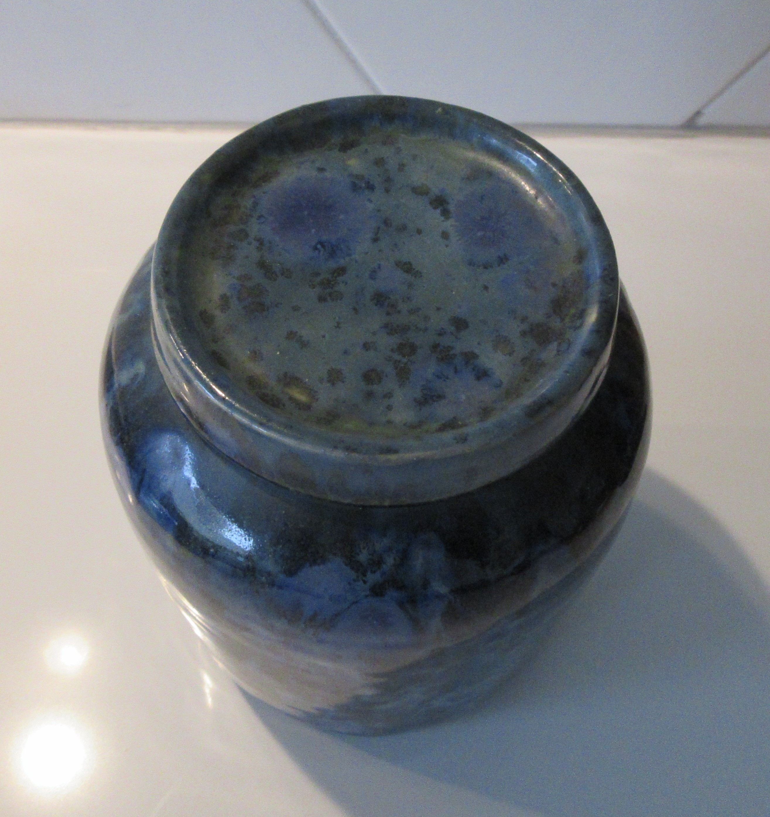 Niet of onleesbaar gesigneerd - Studio keramische dekselpot met blauw stroom en kristalline glazuur kopen? Bied vanaf 1!