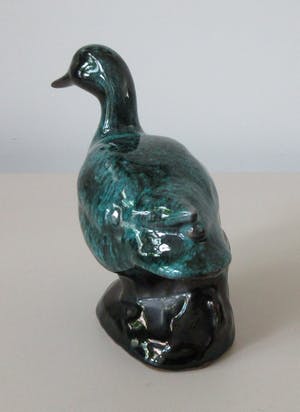 Niet of onleesbaar gesigneerd - Blue Mountain Pottery - Beeldje van een eend en een olifant kopen? Bied vanaf 1!