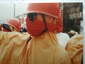 Henk Schiffmacher - Grote gesigneerde foto op dibond “Demonstratie…” + gesigneerd fotoboek kopen? Bied vanaf 150!