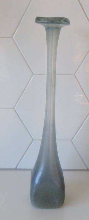 Niet of onleesbaar gesigneerd - Studio hand geblazen glazen flesvaas met vierkante voet kopen? Bied vanaf 1!