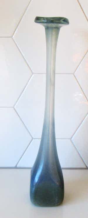 Niet of onleesbaar gesigneerd - Studio hand geblazen glazen flesvaas met vierkante voet verkocht voor € 1!