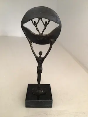 Corry Ammerlaan - Sculptuur “ Elkaar op handen dragen “ kopen? Bied vanaf 1!