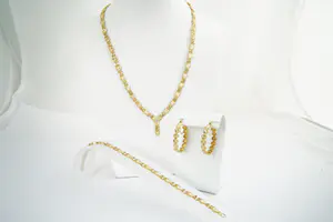 76 - Mooie SET 18 Krt geel-gouden hartjes collier, armband en paar oorhangers kopen? Bied vanaf 1370!
