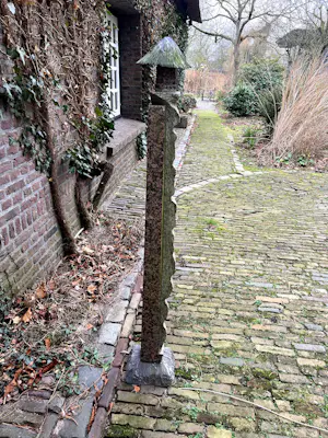 Rainer Fest - Japans huisje uit graniet gehouwen en op dunne granieten sokkel kopen? Bied vanaf 1000!