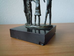 Corry Ammerlaan - Prachtig bronzen beeldje 2 vrouwen en 2 mannen - "VRIENDSCHAP" kopen? Bied vanaf 20!