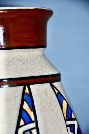 Niet of onleesbaar gesigneerd - Art Deco vaas met polychroom decoratie AMC August Mouzin & Compagnie kopen? Bied vanaf 1!