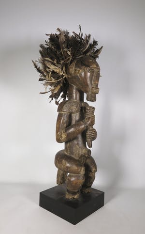 Fang Ntumu - Hout en koper/messing, Fetisj sculptuur van mannenfiguur met hoofdtooi kopen? Bied vanaf 1!