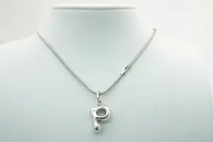 56 - Sierlijk 1e gehalte koord / slangen collier - met massieve letterhanger (P) kopen? Bied vanaf 65!