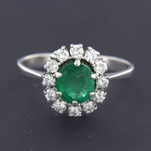 18K Goud - witgouden ring bezet met smaragd en briljant geslepen diamanten kopen? Bied vanaf 500!