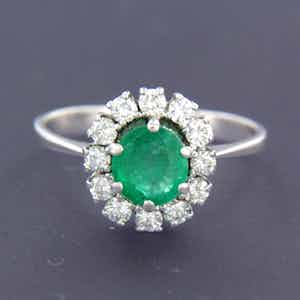 18K Goud - witgouden ring bezet met smaragd en briljant geslepen diamanten verkocht voor € 500!